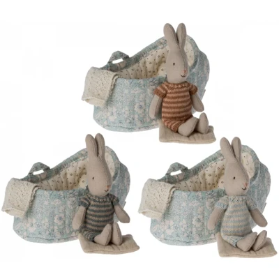 Afbeelding van Maileg knuffelkonijn in wieg blauw micro 11 cm assorti