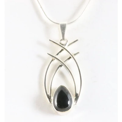 Afbeelding van Opengewerkte zilveren hanger met onyx aan ketting