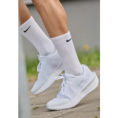 Afbeelding van Nike Performance Interact RUN Hardloopschoenen voor op de weg, Heren, Maat: 41, White/pure platinum/wolf grey Textiel/ synthetisch