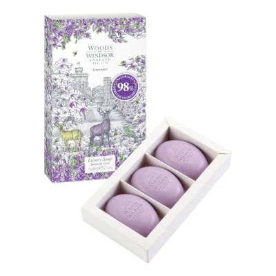 Afbeelding van Woods of Windsor lavendelzeeprepen, hydraterende zeeprepen met sheaboter, fijngemalen zeep op plantaardige basis tonen van patchouli en muskus, hand lichaamszeep, lavendelgeur 3 x 60 g