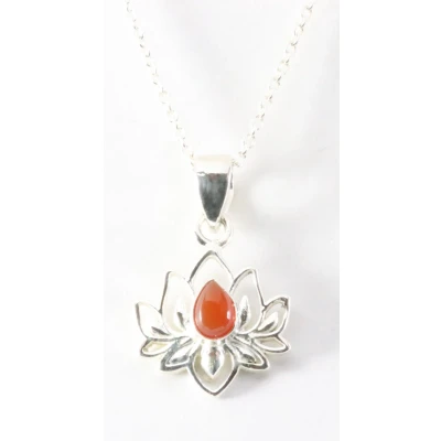 Afbeelding van Fijne zilveren lotus hanger met carneool aan ketting