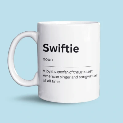 Afbeelding van NietMokken.nl Swiftie mok Woordenboek Voor superfan Originele keramische koffiebeker Perfect cadeau muziekliefhebbers Vaatwasser en magnetronbestendig 325 ml Taylor Swift fan Aan beide zijden bedrukt Wit