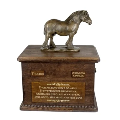 Afbeelding van urn voor paardenas met beeldje gepersonaliseerde Percheron