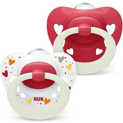 Afbeelding van NUK Signature Night fopspeen 6 18 maanden kalmeert 95% van de baby&#039;s in hartvorm BPA vrij silicone Glow the dark Inclusief etui Rode harten 2 stuks