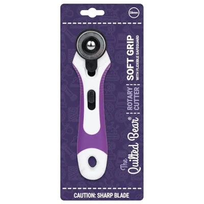 Afbeelding van The Quilted Bear Rotary Cutter Ergonomische Soft Grip voor stof met scherp snijblad &amp; gemakkelijk mesvervangsysteem (28mm Cutter)