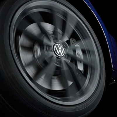 Afbeelding van Volkswagen 000071213D naafdop voor LM Felge, dynamisch, met staand logo tijdens het rijden