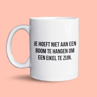 Afbeelding van NietMokken.nl Grappige mok Je hoeft niet aan een boom te hangen om eikel zijn Beker beide zijden bedrukt Vaatwasser en magnetronbestendig Leuk als cadeau Keramische tas 325ml