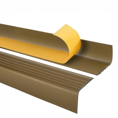 Afbeelding van Traprandprofiel zelfklevend PVC kunststof anti slip profiel hoekprofiel 50x42, messing, 130cm