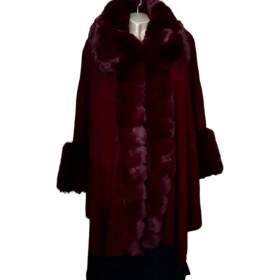Afbeelding van Dames warme Poncho fijn gebreid met Imitatiebont WXB 19272 Onesize Donkerrood