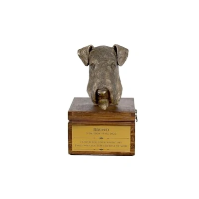 Afbeelding van Art Dog handgemaakte aangepaste hondenherdenkingsurn koudgegoten bronzen hondenkop op berkenbasis langdurige hondencrematiedoos 16x28x16cm Airedaleterriër