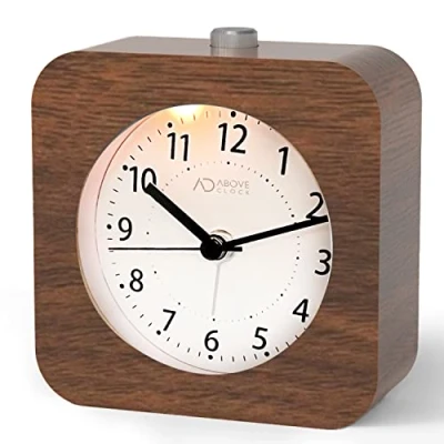 Afbeelding van aboveClock wekker analoog zonder tikken, hout met snooze, nachtkastje, retro nachtlampje, tafelklok batterij【1x AA batterij nodig】 natuurlijk in bruin