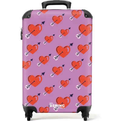 Afbeelding van NoBoringSuitcases.com® Handbagage koffer lichtgewicht Reiskoffer trolley Paars met rode hartjes en pijlen Rolkoffer wieltjes Past binnen 55x40x20 55x35x25