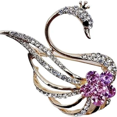 Afbeelding van Broche Zwaan Strass met paarse bloem ( Goudkleurig)4.5 x 5.2 cm