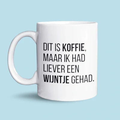 Afbeelding van NietMokken.nl Grappige mok Dit is koffie, maar ik had liever een wijntje gehad Leuke beker als cadeau voor vriend, collega of familie Keramische Dubbelzijdig bedrukt Vaatwasser en magnetronbestendig tas WITTE VERSIE
