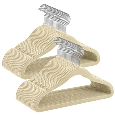 Afbeelding van SONGMICS Kinderkleerhangers, set van 50 kleerhangers, fluweel, kleerhangers voor kinderen en baby‘s, 360 draaibare haak, zilverkleurig, ruimtebesparend, antislip, kledingkast, zandbeige