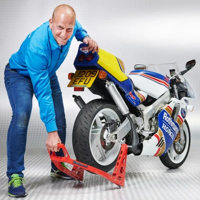 Afbeelding van Datona MotoGP Paddockstand Achterwiel Honda Rood (60 x 28 37 cm)