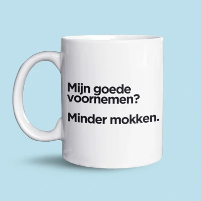 Afbeelding van NietMokken.nl Grappige mok met tekst: &quot;Mijn goede voornemen? Minder mokken.&quot; Aan beide zijden bedrukt Vaatwasser en magnetronbestendig Perfect als humoristisch cadeau voor Oudejaarsavond