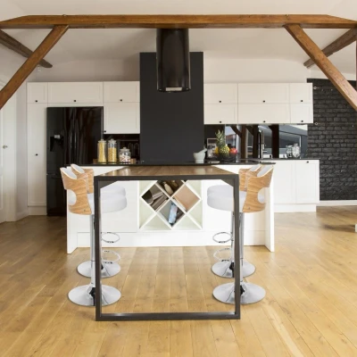 Afbeelding van Set van 2 Ruben licht eiken &amp; wit imitatie barstoelen Menzzo