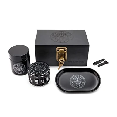 Afbeelding van MYSTE ZODIAC opbergdoos met accessoires, grote grinder 63 mm, geurdichte combo set, stashbox combokit afsluitbaar slot, grinder, rollende tray set
