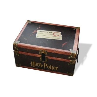 Afbeelding van Harry Potter Hardcover Boxed Set: Books 1 7 (Trunk): Housed in a Collectible Trunk like Box With Sturdy Handles, Lockable Lid, and Bonus Decorative Stickers