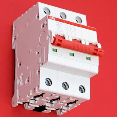 Afbeelding van Abb lastscheider sd aan uit schakelaar met rode tuimel 3 polig 50a 440vac ac 23a 25 ka 125vdc dc 21a mod breed 52 5mm 2cdd283101r0050