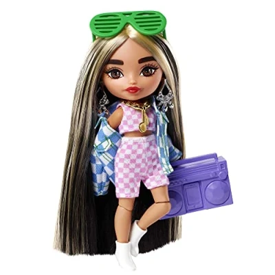 Afbeelding van Barbie Extra Mini&#039;s Pop 2 (ca. 14 cm) in delige geruite outfit met jack, poppenstandaard en accessoires, zoals een zonnebril shutters boombox, cadeau voor kinderen vanaf 3 jaar