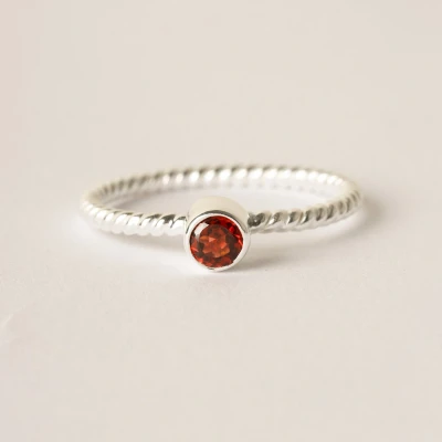 Afbeelding van diluna.nl Granaat 925 sterling zilveren edelsteen stacking ring
