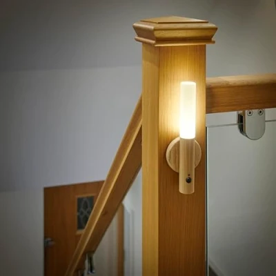 Afbeelding van Auraglow Slimme led sensorwandlamp, draagbaar, oplaadbaar nachtlampje, gebruik binnenshuis, magnetische basis, pijnboomhout, 4 stuks
