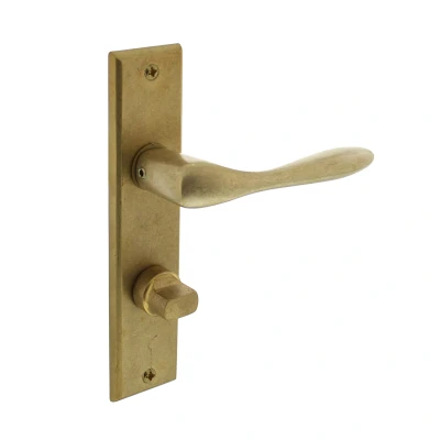 Afbeelding van Deurklink Banaan met schild WC63/8mm messing getrommeld