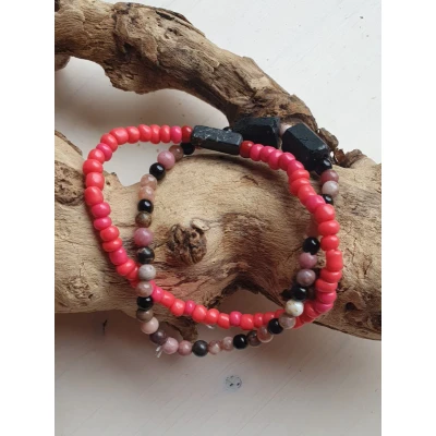 Afbeelding van Handgemaakte edelsteen armband van roze toermalijn, rhodoniet en zwarte