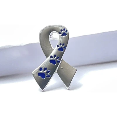 Afbeelding van GoedeDoelen.Shop Broche Ribbon Paws Blue Gedenk Sieraad Pootafdruk Rescue Sierpin Wellness House