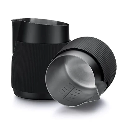 Afbeelding van Normcore Handleless Melkkan met scherpe tuit Espresso Stoomkan 18/8 roestvrijstalen melkopschuimkan zwarte anti aanbaklaag koffie latte opschuimkan 20 oz (600 ml)