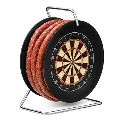 Afbeelding van WURSTBARON® kabelhaspel met worst in dartbord design, 3,5m heerlijke krakowska worst, van hoge kwaliteit en heeft een rooksmaak, leuk cadeau voor hem haar, 240g