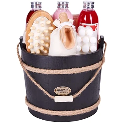 Afbeelding van BRUBAKER Cosmetics Wellness Badset Cadeautip vrouw Cranberry 9 delige Cadeauset met Verzorgings en Massagebenodigdheden in Decoratieve Houten Emmer