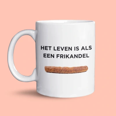 Afbeelding van NietMokken.nl Grappige mok 325ml Het leven is als een frikandel, je moet &#039;t zelf speciaal maken Beide zijden bedrukt Vaatwasser en magnetronbestendig Leuke beker cadeau Keramische tas Afbeelding + quote versie