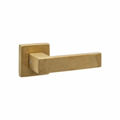 Afbeelding van Intersteel deurkruk Amsterdam met rozet massief verdekt 53x53x10mm nokken PVD messing getrommeld