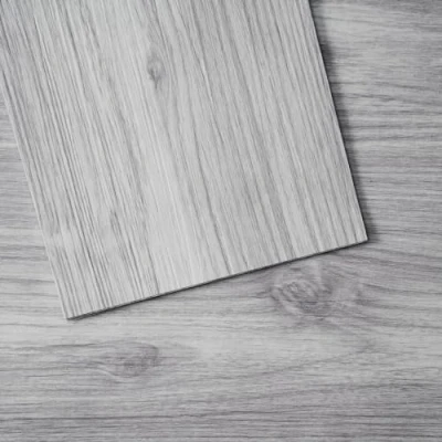 Afbeelding van VEVOR Zelfklevende vinylvloertegels, 91,4 x 15 cm, 20 tegels van 0,62 mm dik pel&amp; plakken, lichtgrijs houtnerf doe het zelf vloeren voor keuken, eetkamer, slaapkamer en badkamer, gemakkelijk als