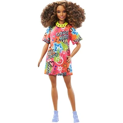 Afbeelding van Barbie pop fashionista&#039;s, bruin krullend haar, T shirtjurk met graffitiprint