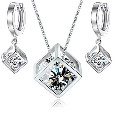 Afbeelding van Crystalline Azuria Witte Zirkonia Kristallen Kubus Set Hanger Ketting 45 cm Oorbellen 18 kt Witgoud Verguld