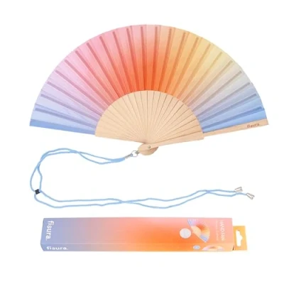 Afbeelding van Fisura Waaier met blauw oranje kleurverloop. Unieke houten handwaaier een kleurrijke uitstraling. Originele ventilator. Ophangkoord inbegrepen. Formaat: 42,5 x 23 cm.