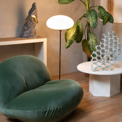 Afbeelding van GUBI Stemlite vloerlamp, zwart rood, 110 cm