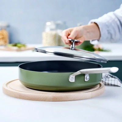 Afbeelding van BK Sublime hapjespan PFAS vrij Ø 28cm deksel olive green gouden stainless steel handgrepen ovenbestendig tot 220C