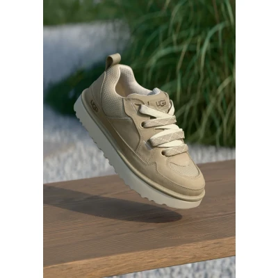 Afbeelding van UGG heren Lo Lowmel sneaker van suède met mesh details in de kleur Camel, maat: 40