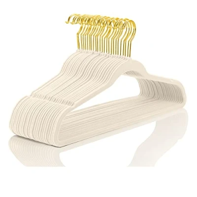Afbeelding van MIZGI Premium Velvet Hangers Pack 50 stuks Heavyduty Antislip Slimline Fluwelen Pak Ivoor Gouden Haken, Ruimtebesparende Kleerhangers (Ivoor)