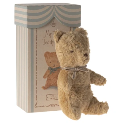 Afbeelding van Maileg knuffelbeer my first teddy met strik sand 19 cm