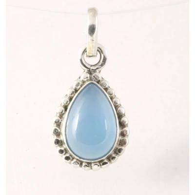 Afbeelding van Fijne bewerkte druppelvormige zilveren hanger met blauwe chalcedoon