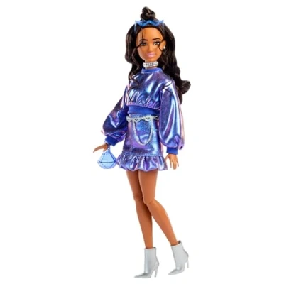 Afbeelding van Barbie Luxe Stijl Pop nr. 7 in metallic blauw topje en rok, golvend bruin haar, accessoires als zilverkleurige sieraden, kristallen handtas zonnebril, JFP42
