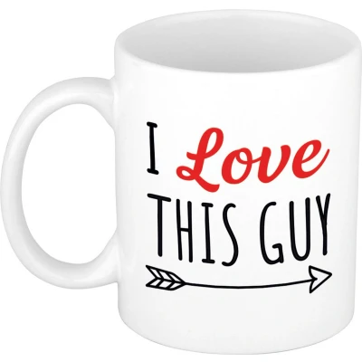 Afbeelding van I love this guy cadeau koffiemok / theebeker wit met pijl 300 ml feest mokken