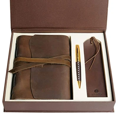 Afbeelding van Leren Notitieboek Cadeauset voor Vrouwen en Mannen 18 x 13 cm Lederen Dagboek + Pen Leer Bladwijzer Vintage Gebonden Notitieboekje 300 Ongevoerd Pagina&#039;s Notitieblok Reisdagboek Schetsboek