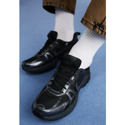 Afbeelding van Nike Sportswear V2K RUN Unisex Sneakers laag, Maat: 35.5, Black/dark smoke grey/anthracite Imitatieleer/ textiel